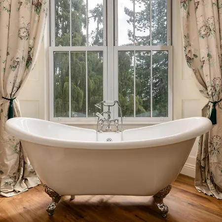 Manor Bed and Breakfast 5*