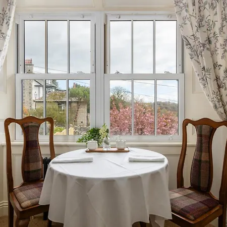 לינה וארוחת בוקר Manor 5*