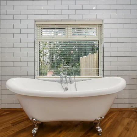 Manor Bed & Breakfast 5*